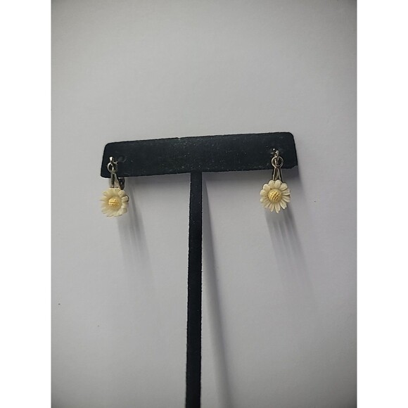 Vintage Earrings Clip On Gold Tone Daisy Flowers Dainty Small Jewelry Costume - Picture 1 of 12